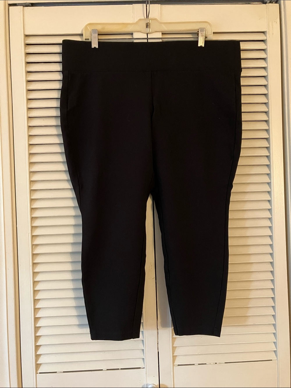 Studio by torrid size 2R (18-20)  Black Pull-On Ankle-Length Stretch Capri Pants